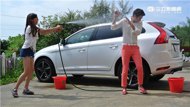 劉以豪濕身洗車：魏蔓一直射在我臉上