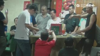 賭客亂糟糟　警拿「不求人」鎮全場
