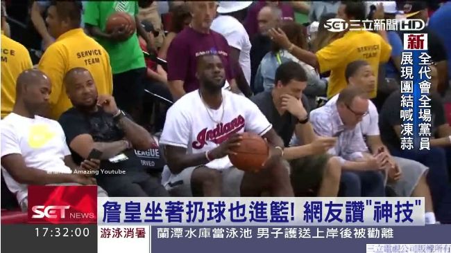 影／詹皇坐場外投籃　3分空心球入袋