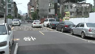 停車格收費挨轟　柯鬆口：有條件免費