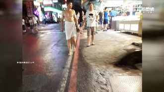 陸客披浴巾逛街　大方露點只遮「鳥」