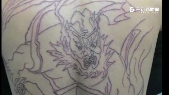 讓毒友練習刺青…背上竟變四不像塗鴉