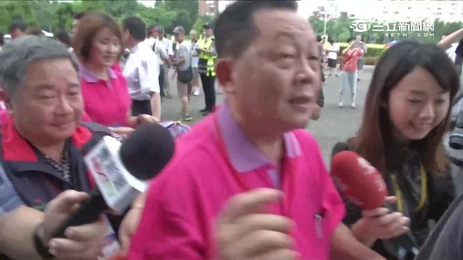 再戰苗縣長？黨代表護駕　劉政鴻拒答