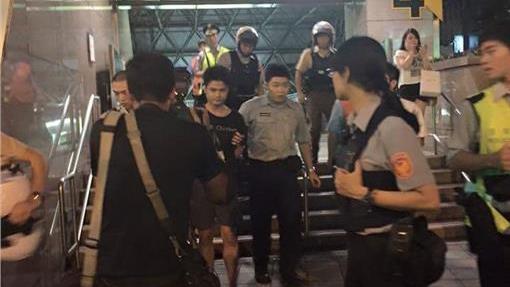 北捷砍人案目擊者：有人拿電擊棒反擊