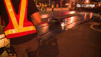 騎士「犁田」闖平交道　撞鐵軌工程車