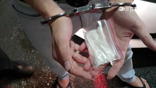 警遭控製K菸　設局釣16青年開毒趴