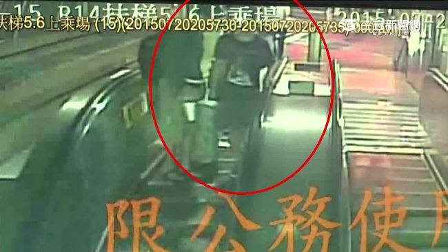 下扶梯「邊走邊刺」　3女1男肩背濺