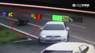 危險！轎車急切停車　單車童急剎摔車