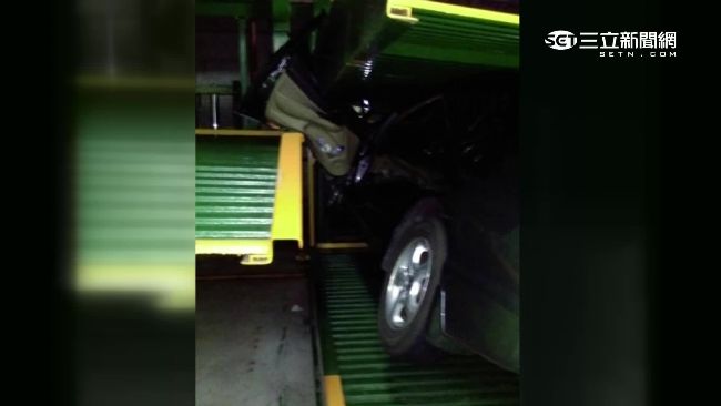 嚇！機械車位突上升　車門當場壓毀