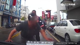 弟喝醉趴路人引擎蓋　兄當街教訓爆打