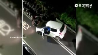 又見三寶！女駕駛出停車格前後猛撞