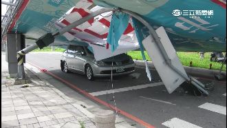 台中刮怪風！　招牌掉落車主險遭殃