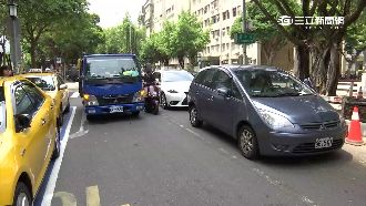 別併排停車！每2.5分鐘就有人挨罰