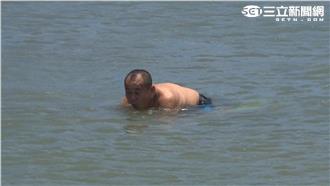 鄭志偉首次台東衝浪　當水中翻滾阿信