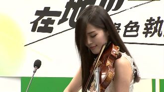 星戰主題曲迎小英　正妹提琴手背簍空