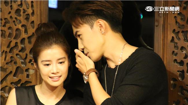 情侶裝咬耳朵，莫非這就是在一起？