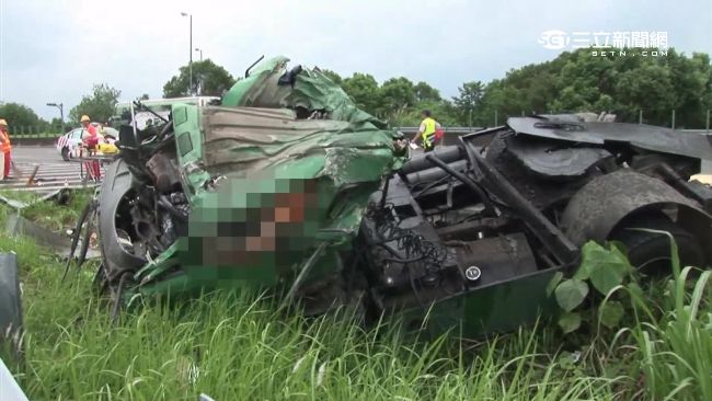 錯過出口！國道上倒車撞大貨車2死