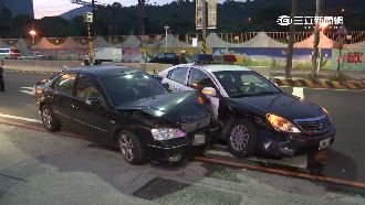 恐怖情人持刀脅持孕女　飛車逃撞警車