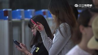 北捷新規定！可拒載「大路障」低頭族