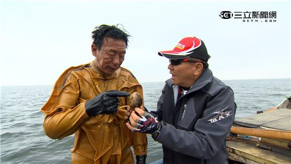 嚇破膽！白雲外景船釣　驚見海面人影