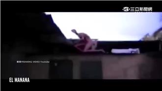 近距直擊！ 疑外星人趴民宅屋頂偷窺