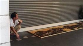 名畫黨疑似入侵台北大安站-George Tzeng臉書-https://www.facebook.com/photo.php?fbid=1025972154088002&set=a.223391497679409.63331.100000256814843&type=1