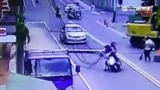 差1秒喪命！怪手拉倒電桿險砸婦童