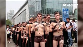 斯巴達裸男引騷動　遭打趴在地逮捕