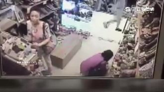 假試穿真偷鞋！　婦人竟在店員前行竊