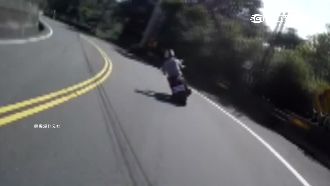 騎士帥氣高速過彎　煞不住直撞護欄