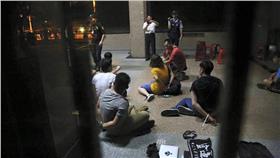 課綱,反課綱,高中生,教育部,吳思華,抗爭,衝入教育部-翻攝自獨立記者林雨佑-https://www.facebook.com/yuyo.lin/posts/1081373051875997