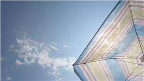 防曬傘挑選有撇步／圖片來源:RainStory