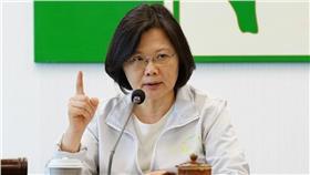 蔡英文臉書
https://www.facebook.com/tsaiingwen/photos/a.390960786064.163647.46251501064/10152751887906065/?type=3&theater