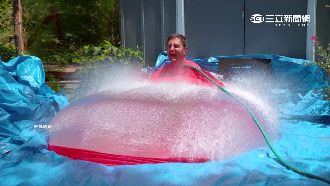 英國怪咖水球男　全身塞氣球被水灌爆