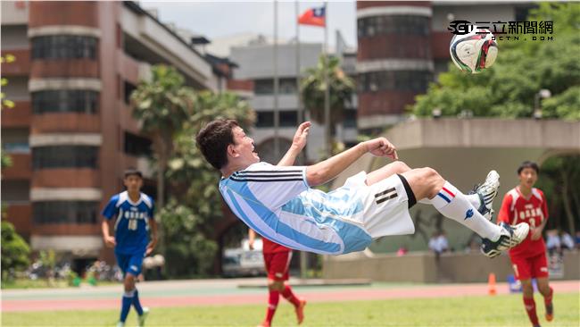 王識賢踢足球倒掛金鉤　右肩頰骨脫落