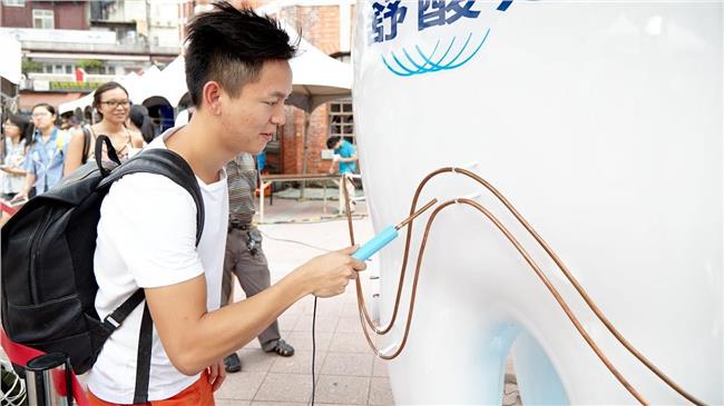 體驗敏感性牙齒！舒酸定推電流急急棒