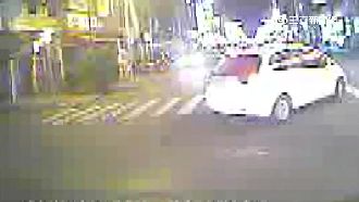 鳴笛喇叭、不讓路！轎車疑惡擋救護車