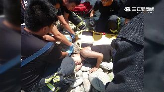 糗！醉男散心坐護欄　伸懶腰墜橋骨折