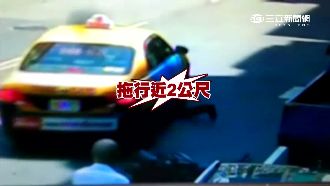 汽車突開門撞倒機車　騎士遭後車拖行