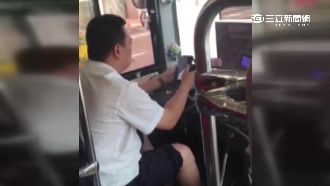 公車司機滑手機　只用眼角餘光看路況