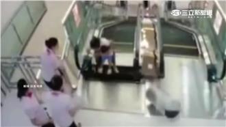 手扶梯踏板突崩塌　母為救兒遭捲身亡