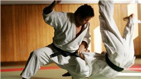 警察,海邊,偷竊,丹佐華盛頓,柔道
真衰！偷錢偷到準警察友人　慘被制伏
圖／翻攝自百度百科