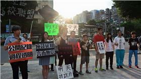 反課綱,朱震,吳思華,林思伶,摸頭,抗爭,教育部,高中生,北區反課綱高校聯盟-翻攝自北區反課綱高校聯盟https://www.facebook.com/1639018366316258/photos/pb.1639018366316258.-2207520000.1437957743./1645118439039584/?type=3&theater