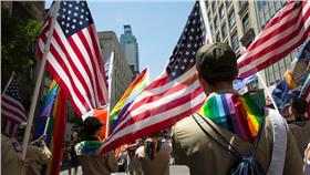 童軍、同性戀／《紐約時報》
http://www.nytimes.com/2014/06/30/nyregion/boy-scouts-make-provocative-statement-at-gay-pride-parade.html