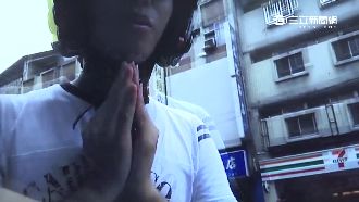 為了張罰單　男子下跪求警放他一馬