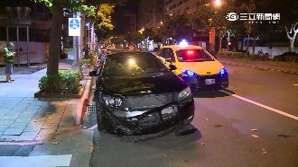 傻眼！駕駛撞小黃　丟600萬車落跑