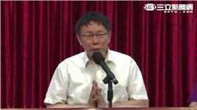 柯文哲,雙手合十