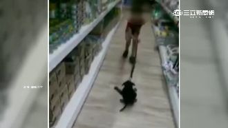 小孩強行拖狗哀嚎　家長遭網友撻伐