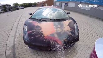 超炫變色車膜　熱水一潑驚見美國隊長