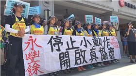 Hydis工人　圖／翻攝自《》臉書